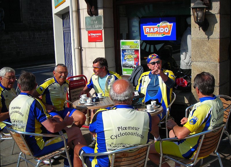 2010-06-24 09 Le Faouet Arret p tit cafe.JPG